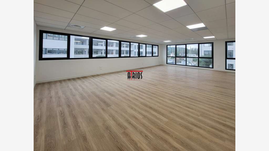 Bureau de 100m² à louer au 1er étage à Aubagne