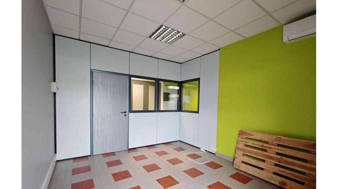 A louer bureaux 65m² lumineux avec parking Aubenas