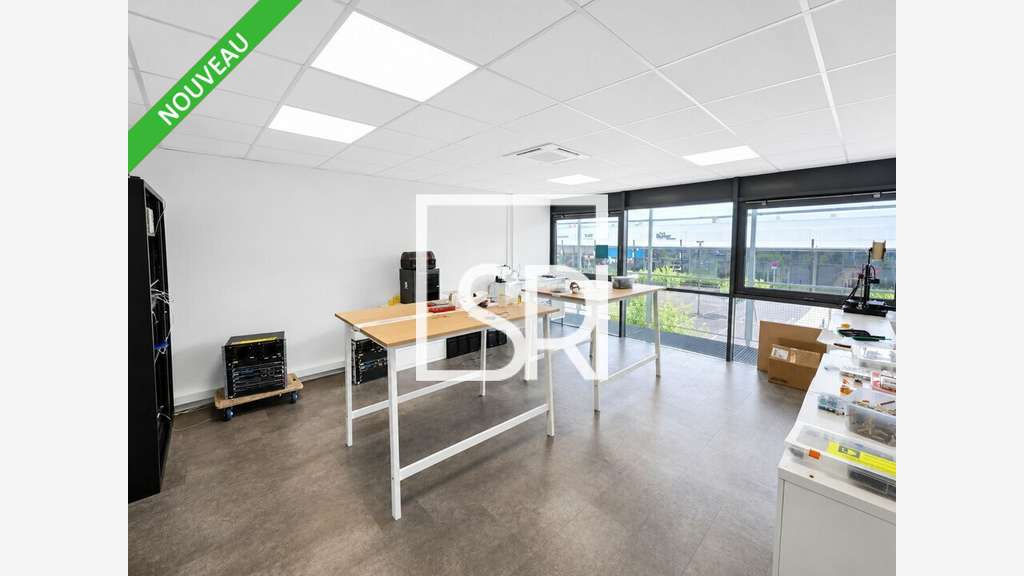 Bureaux rénovés 684m² R+1 ERP 5 à louer à Aubière