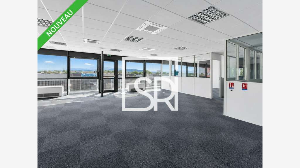 Bureaux rénovés 684m² R+1 ERP 5 à louer à Aubière