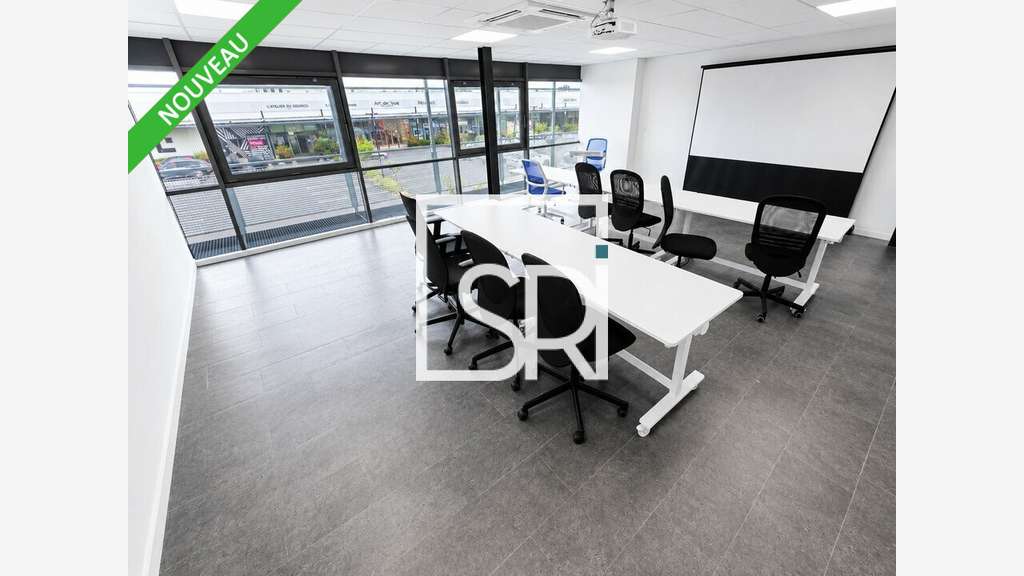 Bureaux rénovés 684m² R+1 ERP 5 à louer à Aubière