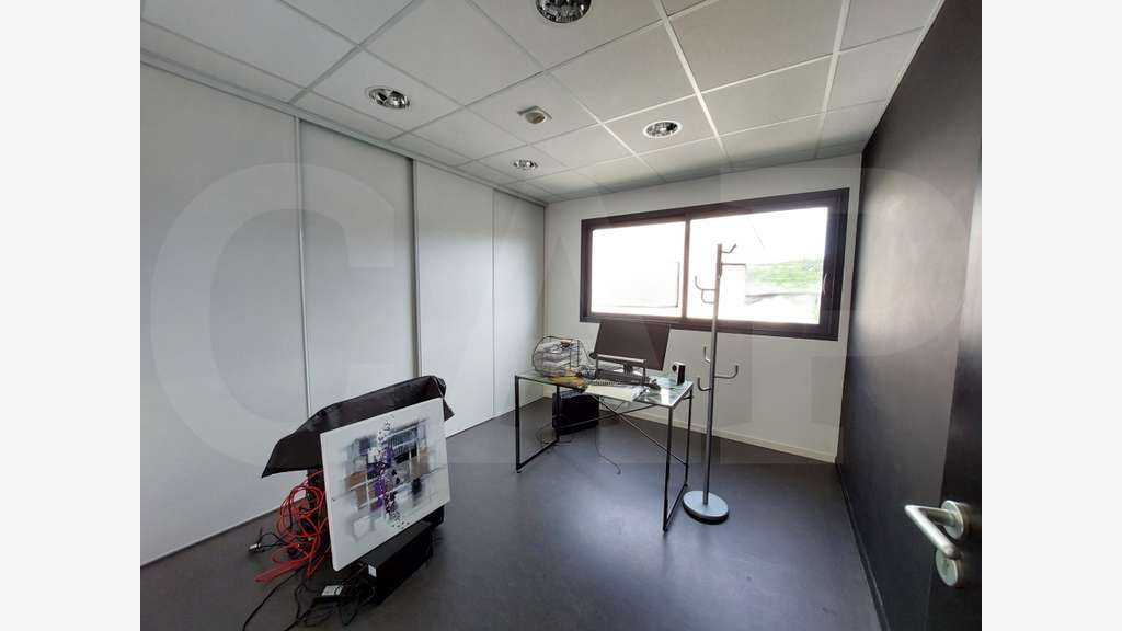 A louer bureaux de 100m² accès pratique à Auray