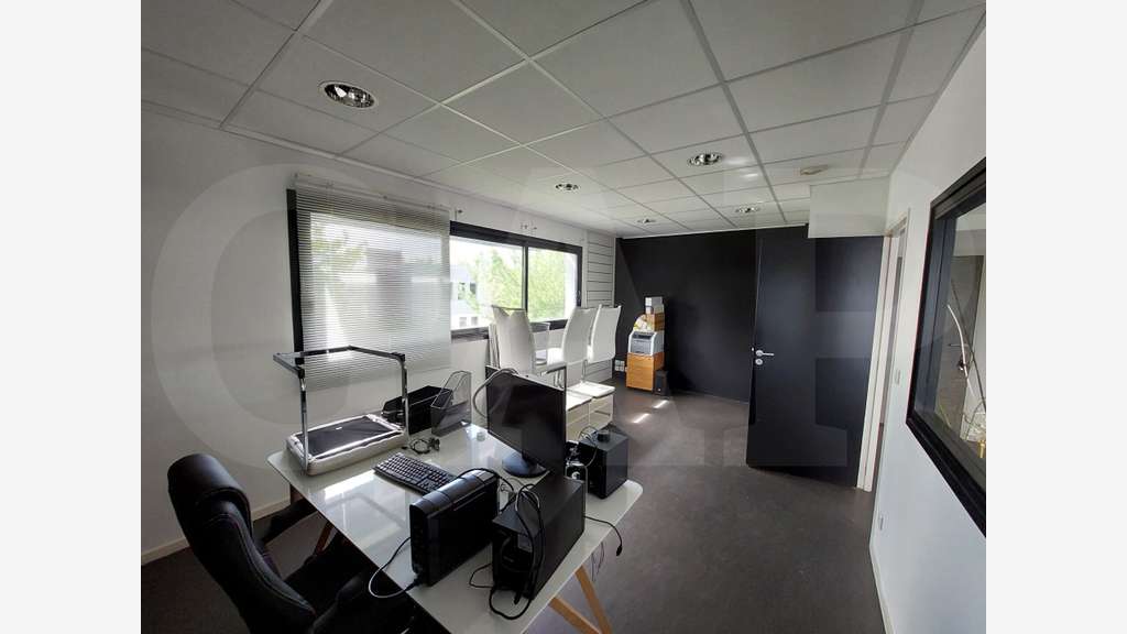 A louer bureaux de 100m² accès pratique à Auray