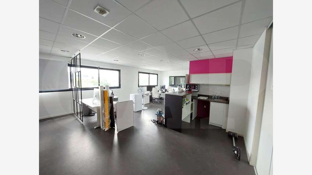 A louer bureaux de 100m² accès pratique à Auray
