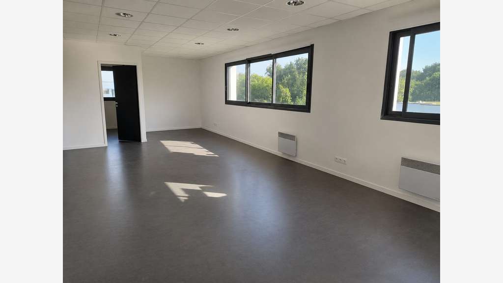 A louer bureaux de 100m² à Auray Porte Océane 