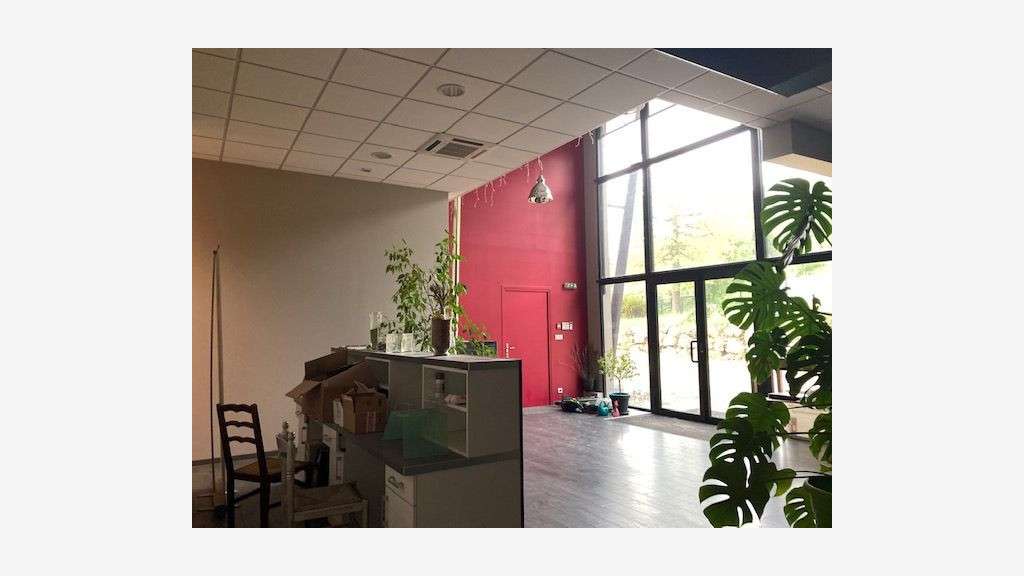 A louer local professionnel de 255m² à Coudes