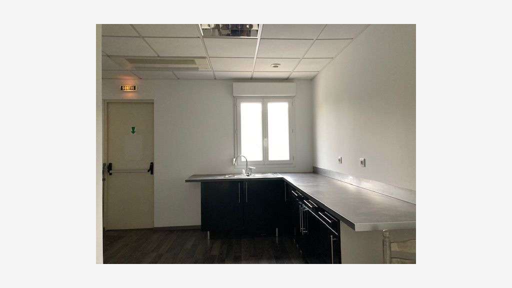 A louer local professionnel de 255m² à Coudes