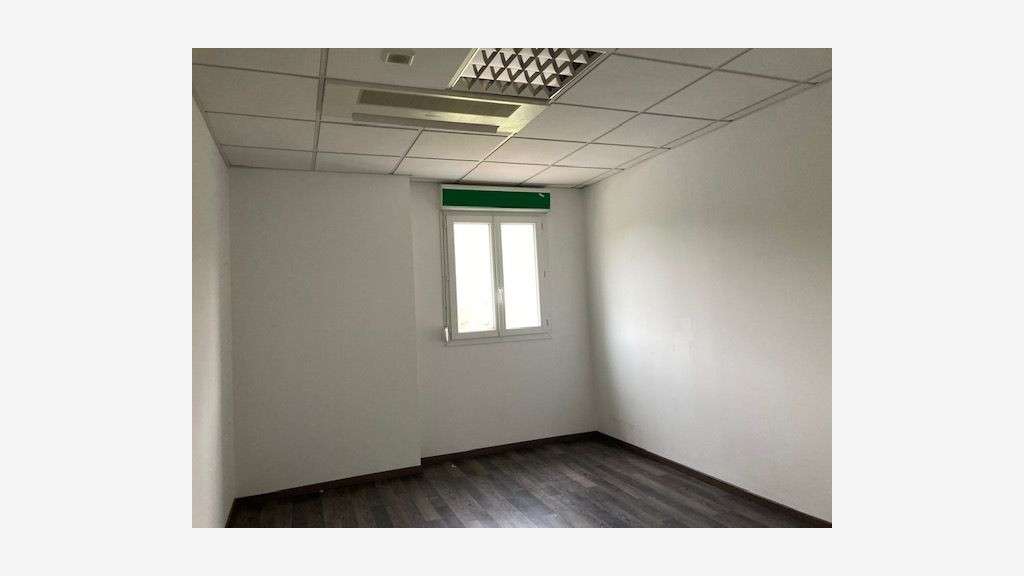 A louer local professionnel de 255m² à Coudes