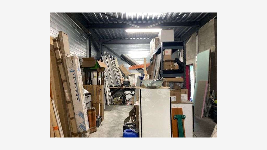 A louer local professionnel de 255m² à Coudes