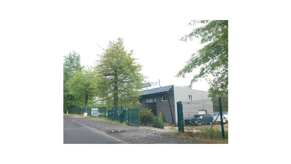 A louer local professionnel de 255m² à Coudes