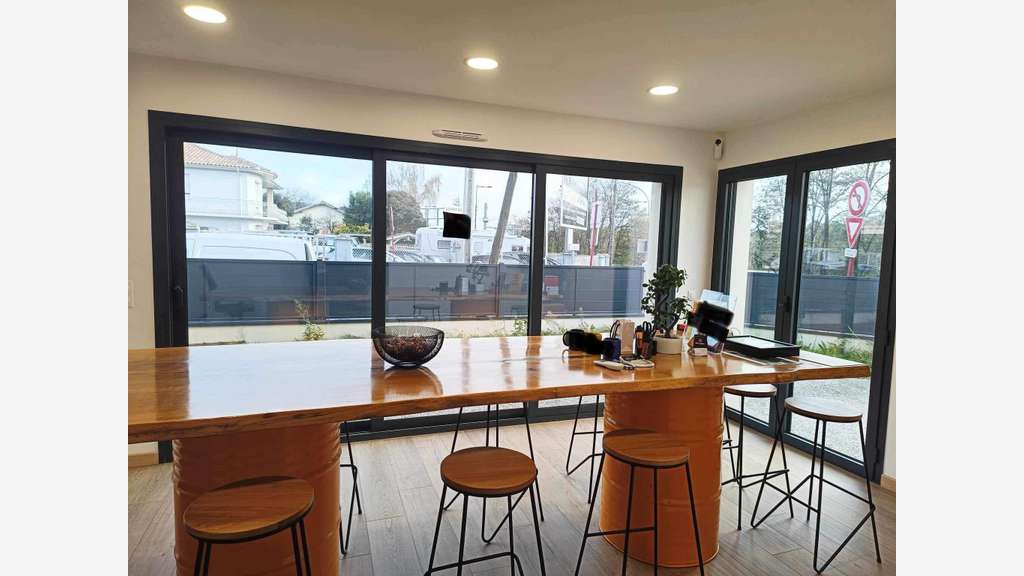 Bureaux 117m² à louer avec parking à Carbon-Blanc