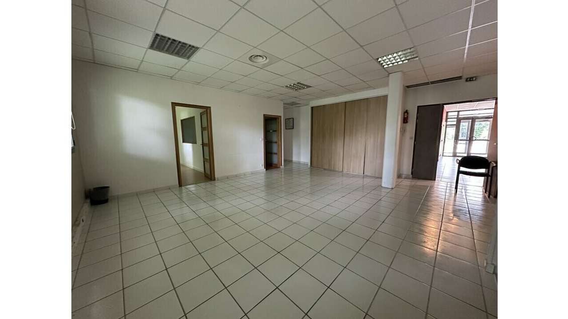 Bureaux 150m² RDC à louer à Avignon Courtine
