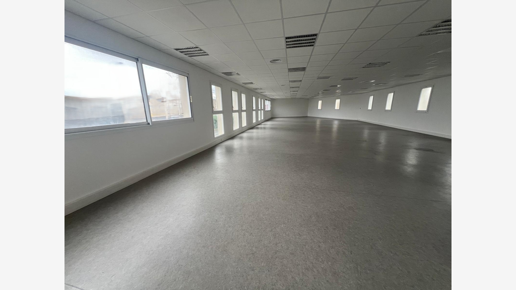 Location local 250m² neuf type open space Avignon
