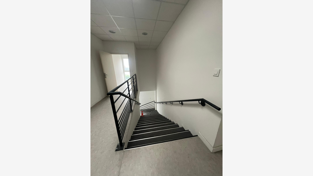 Location local 250m² neuf type open space Avignon
