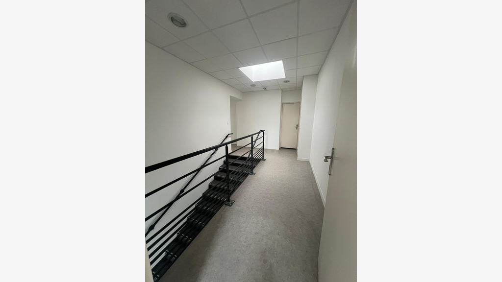 Location local 250m² neuf type open space Avignon