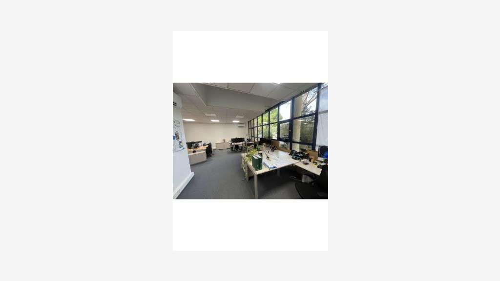 A louer bureaux de 417m² à Avignon Courtine
