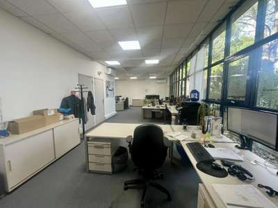 Bureaux 417m² à louer à Avignon proche A9 