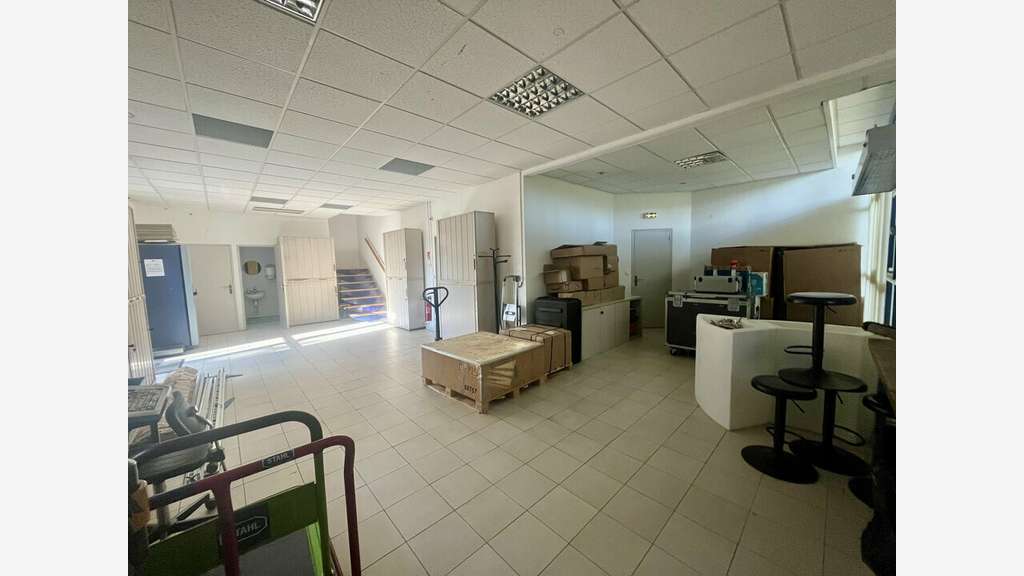 Bureaux 417m² à louer à Avignon proche A9