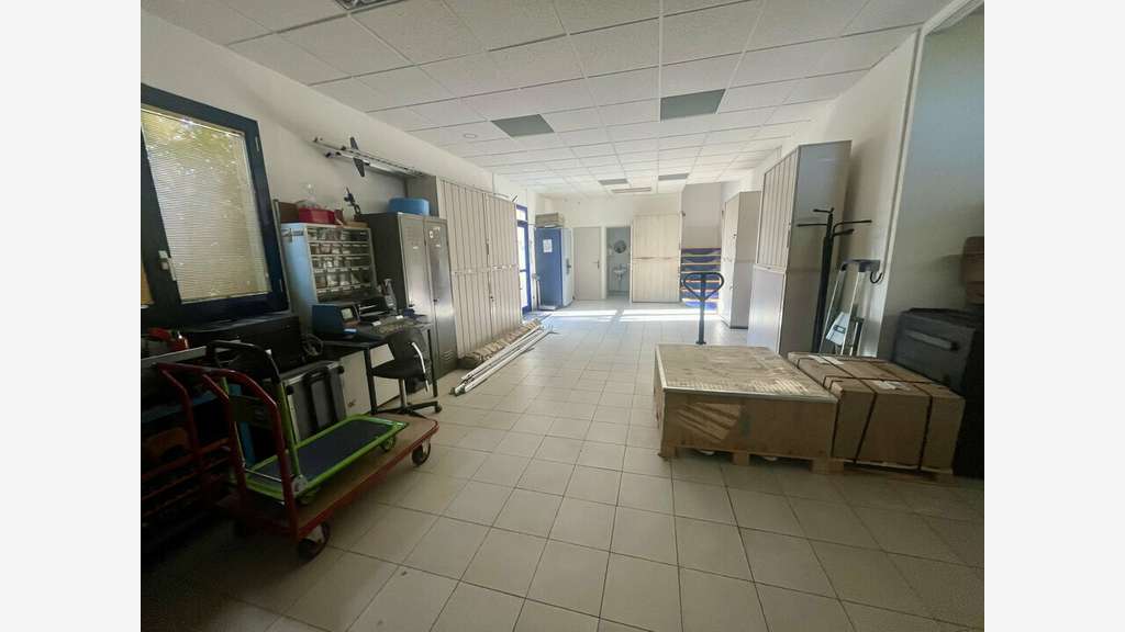 Bureaux 417m² à louer à Avignon proche A9
