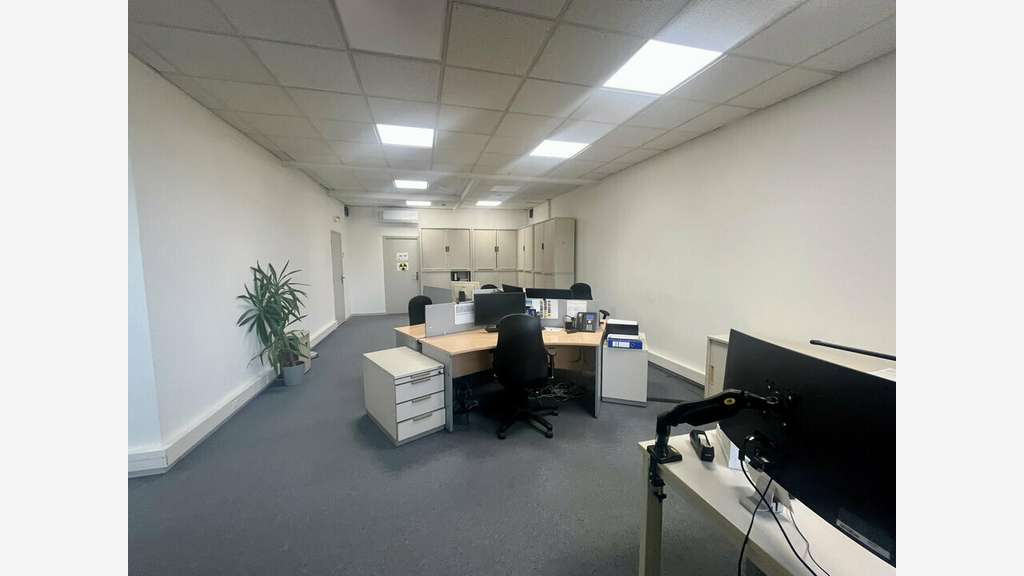 Bureaux 417m² à louer à Avignon proche A9