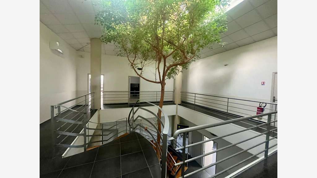 Bureaux 417m² à louer à Avignon proche A9