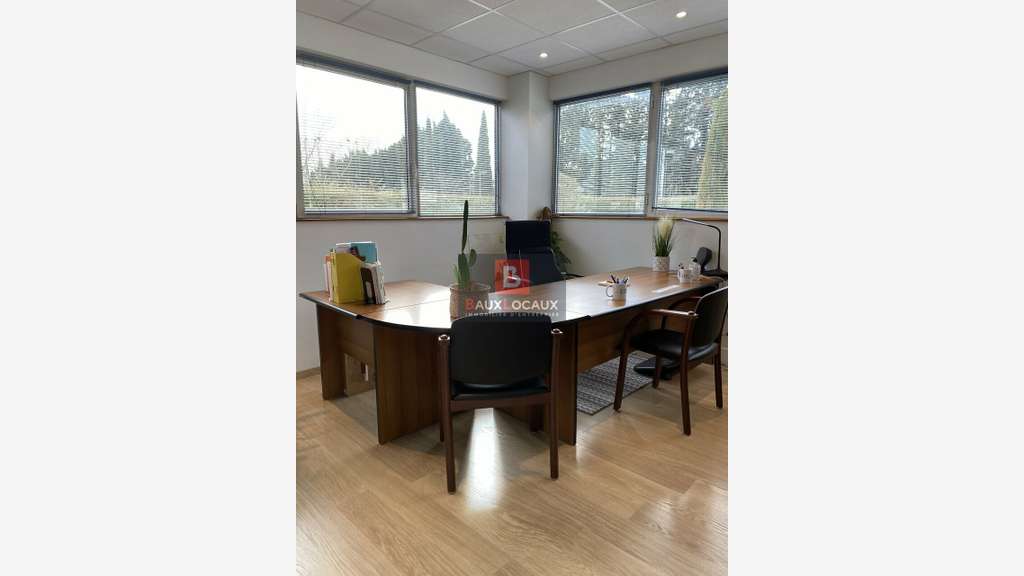 Bureaux 135m² RDC à louer à Avignon