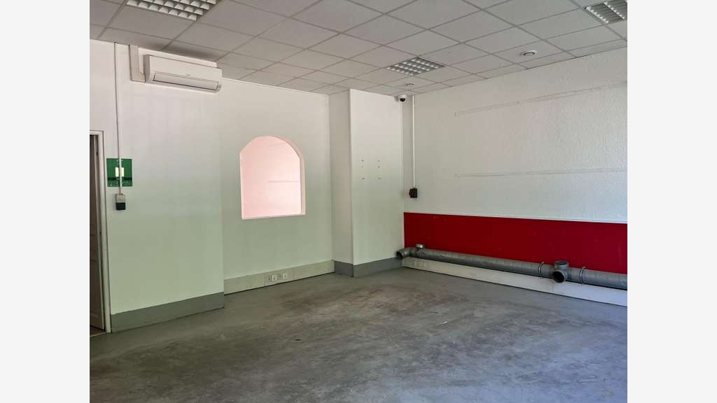A louer local commercial 223m² ZA Courtine Avignon