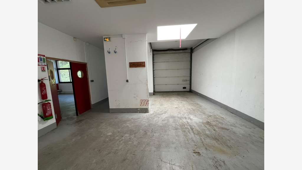 A louer local commercial 223m² ZA Courtine Avignon