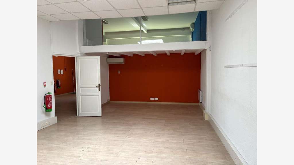 A louer local commercial 223m² ZA Courtine Avignon