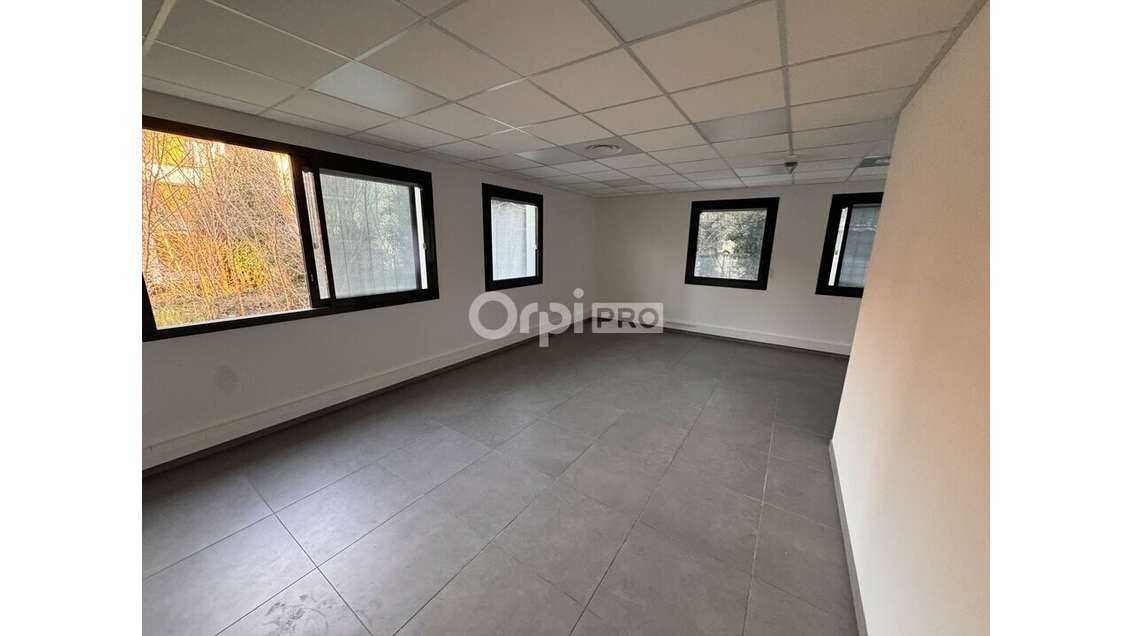 Bureau neuf de 63m² à louer en RDC à Avignon 