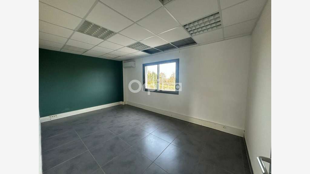 Bureau de 132m² à louer en RDC à Avignon