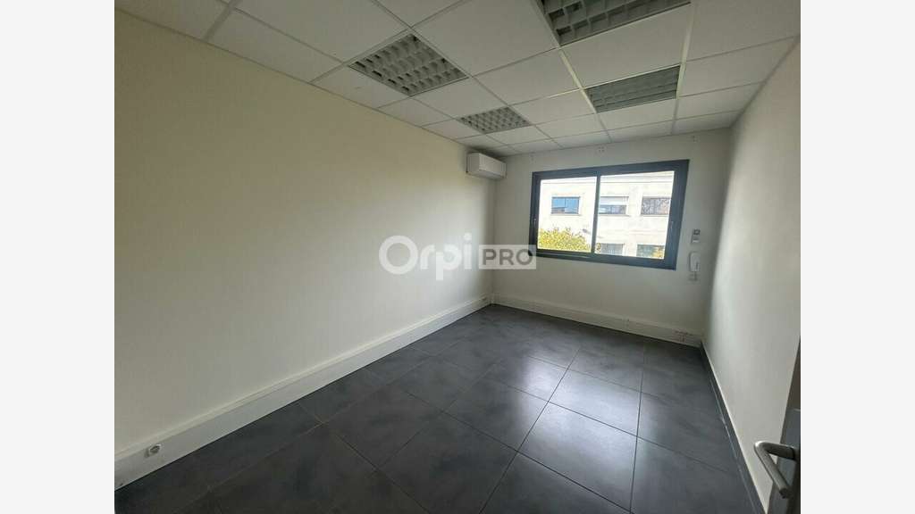 Bureau de 72m² à louer en RDC à Avignon