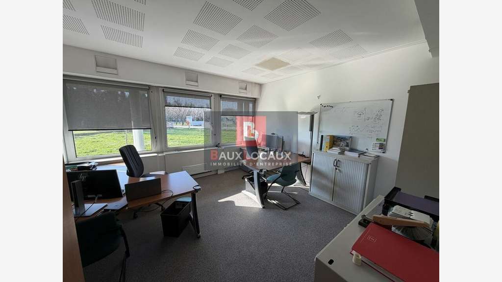 Bureaux de 1140m² à louer en RDC à Avignon