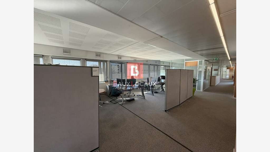 Bureaux de 1140m² à louer en RDC à Avignon