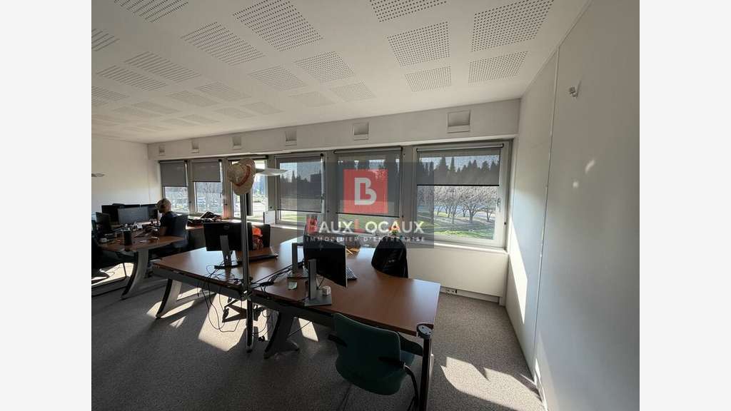 Bureaux de 1140m² à louer en RDC à Avignon