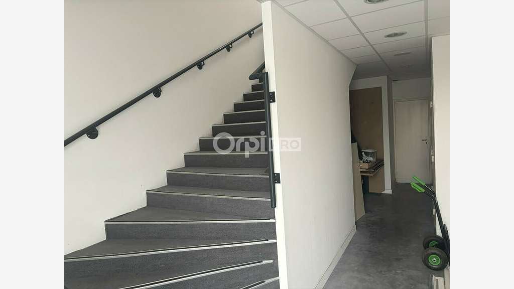 Bureau 245m² R+1 à louer à Avignon