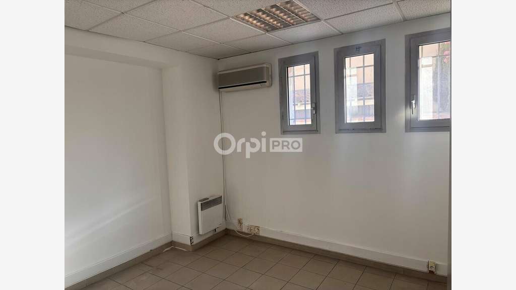 Bureau de 130m² à louer en RDC à Avignon