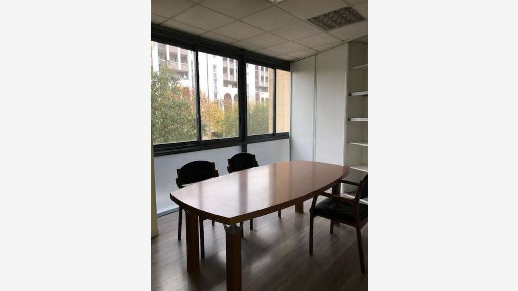 À louer – bureaux non divisibles de 230 m² à Avign
