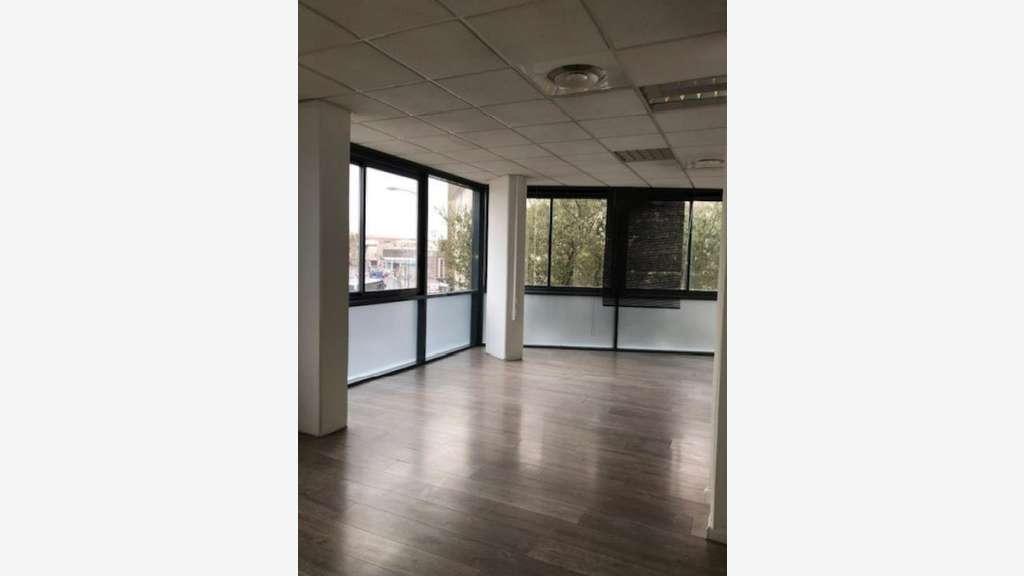 À louer – bureaux non divisibles de 230 m² à Avign