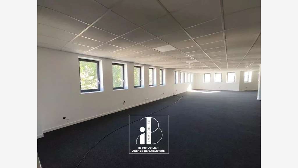 Bureaux R+1 et R+3 à louer à Avon Gare