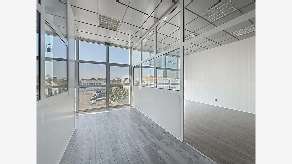 A louer bureaux climatisés 100m² empl N°1 Aytré