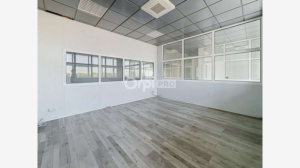 A louer bureaux climatisés 100m² empl N°1 Aytré