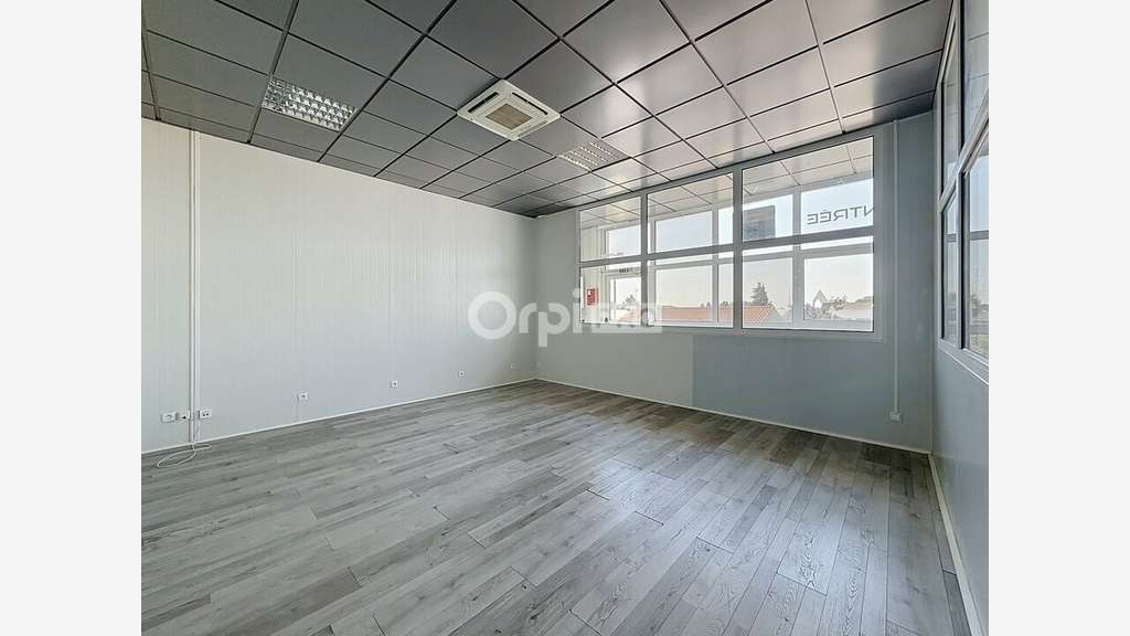 A louer bureaux climatisés 100m² empl N°1 Aytré