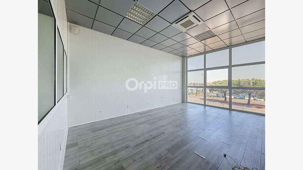 A louer bureaux climatisés 100m² empl N°1 Aytré