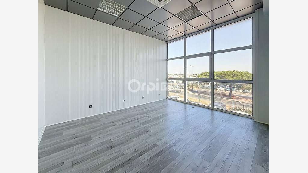 A louer bureaux climatisés 100m² empl N°1 Aytré