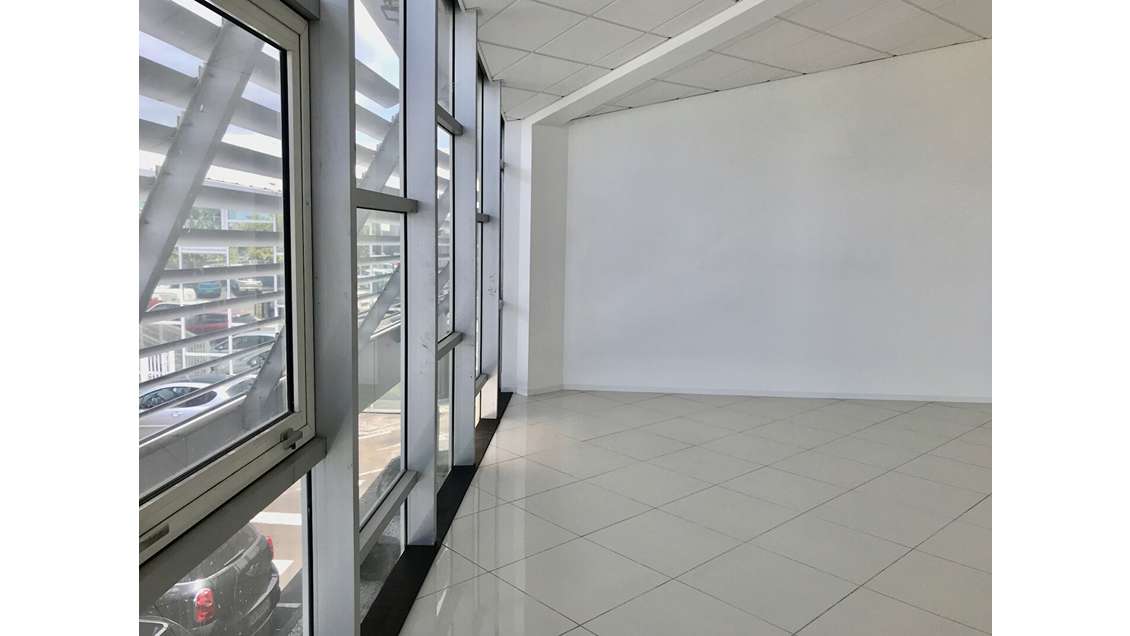 A louer bureaux lumineux 75m² R+1 à Baie-Mahault