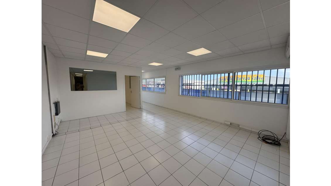 A louer bureaux de 105m² en zi à Baie-Mahault