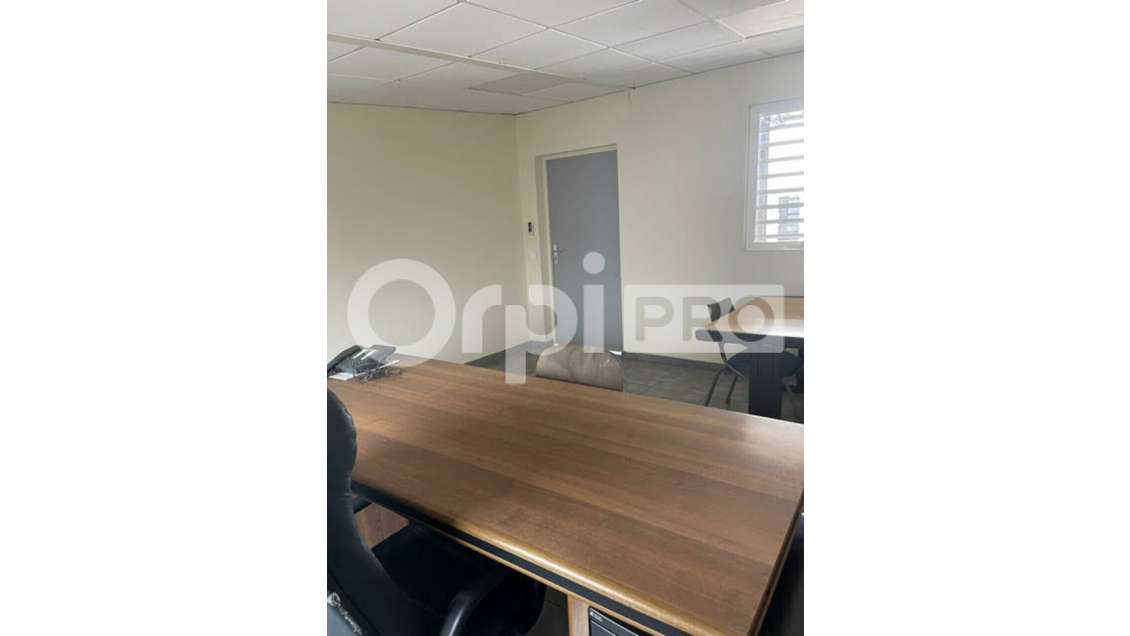 Bureau 19m² climatisé à louer à Baie-Mahault