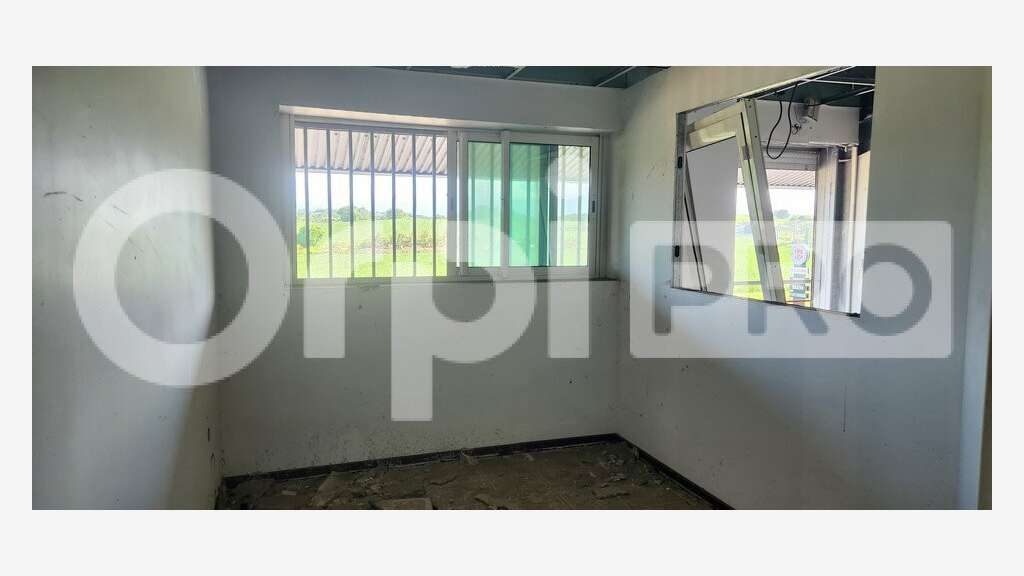 A louer bureaux 300m² Baie-Mahault bel emplacement