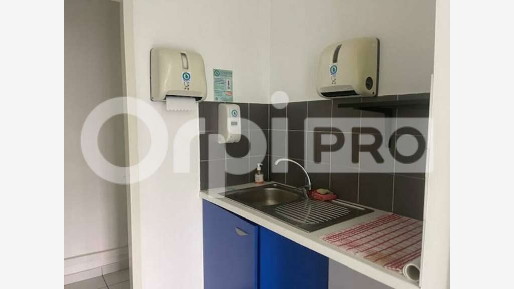 Bureau 140m² en étage à louer à Baie-Mahault